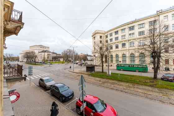 Biroja telpa reprezentablā ēkā Aspazijas bulvārī 32.  + telpas labā stāvoklī (foto ir no citām telpā Рига