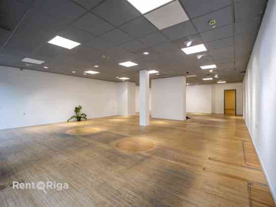 Nomai tiek piedāvāts ērtas un funkcionāli pievilcīgas telpas Rīgas centrā. To kopējā platība 188 m2. Rīga