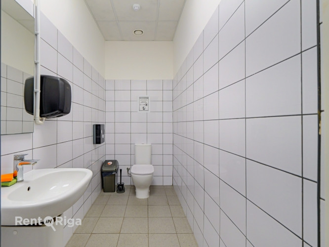 Svaigas telpas renovētā būvē Juglā, Brīvības gatvē 403.  Telpas var pielāgot birojam, Rīga - foto 13