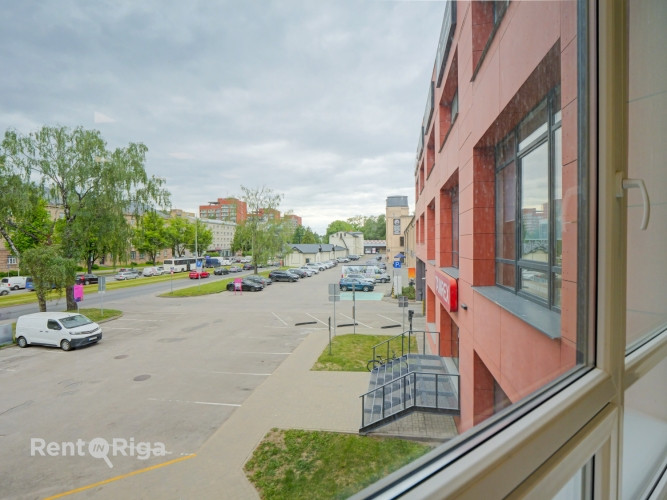 Svaigas telpas renovētā būvē Juglā, Brīvības gatvē 403.  Telpas var pielāgot birojam, Rīga - foto 15