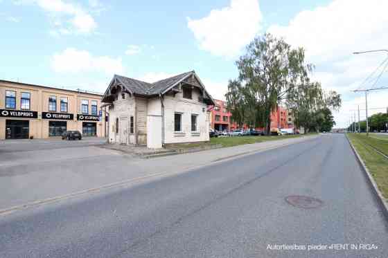 Maza estētiska ēka Brīvības ielā. Viegli redzama no visām pusēm, liela cilvēku plūsma. Ērta sabiedri Rīga