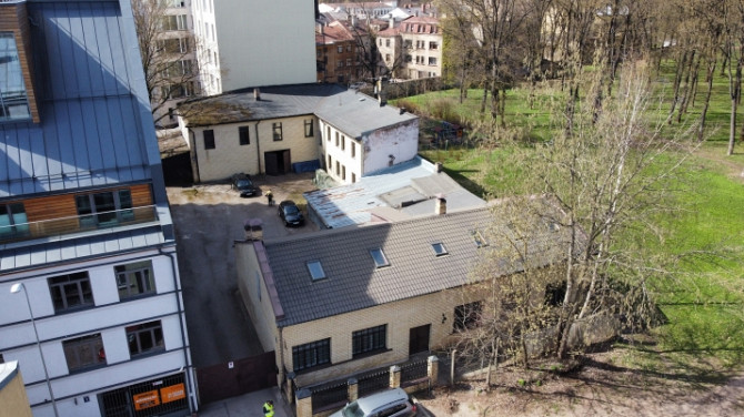 Divas kvalitatīvas ēkas ar zemi.  Īpašuma sastāvs: 1) Zemes gabals : 1274 m2; 2) Fasādes Rīga - foto 10