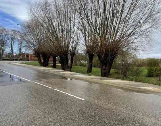 Zeme Salacgrīvā labi redzamā vietā, centrālās ielas malā (Rīga - Ainaži šoseja).   Jauktas centra ap Salaspils