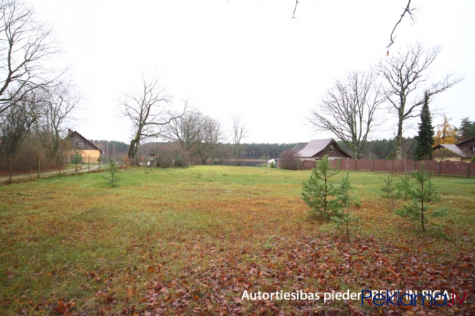 Liels zemes gabals Ataru ezera krastā.  Tas atrodas Savrupmāju apbūves teritorija (DzS). Ādažu novads - foto 8