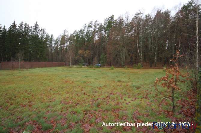 Liels zemes gabals Ataru ezera krastā.  Tas atrodas Savrupmāju apbūves teritorija (DzS). Ādažu novads - foto 9