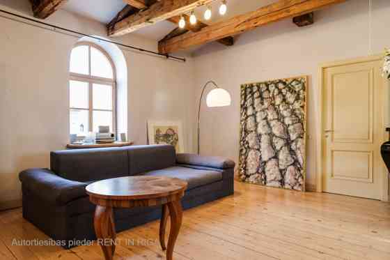 Tasteful and spacious apartment with high ceilings in the center of Riga near Opera Square.  The apa Rīga