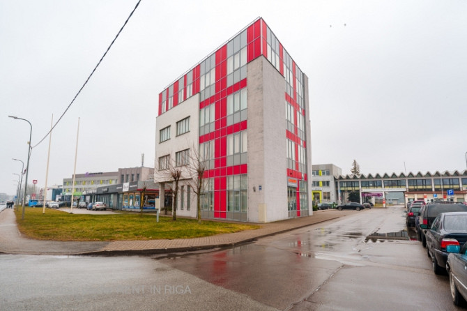 Tiek pārdota biroja/tirdzniecības ēka Dārzciemā.  Būve atrodas pie pašas ielas, ar Rīga - foto 10