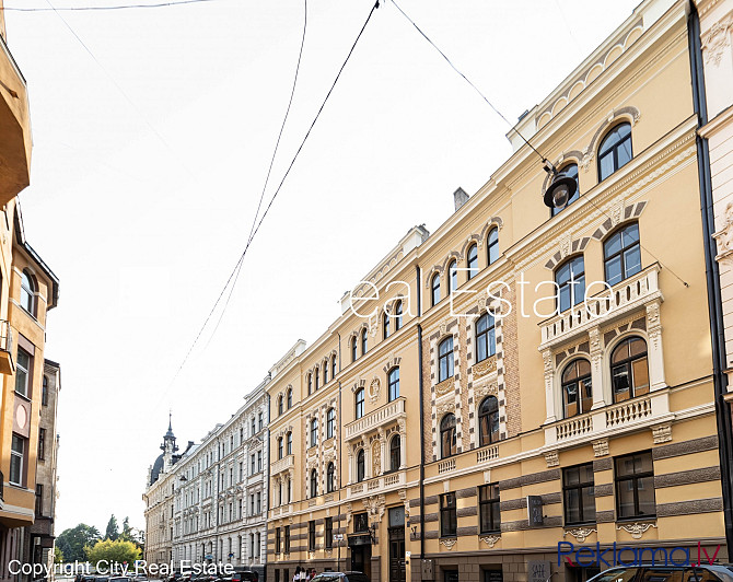 Zeme īpašumā, fasādes māja, renovēta māja, ieeja no pagalma, kāpņu telpa pēc kosmētiskā Rīga - foto 13