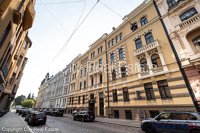 Zeme īpašumā, fasādes māja, renovēta māja, ieeja no pagalma, kāpņu telpa pēc kosmētiskā Rīga - foto 15