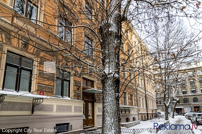 Fasādes māja, vieta vairākām automašīnām, ieeja no ielas un pagalma, terase 15 m2, logi Rīga - foto 19