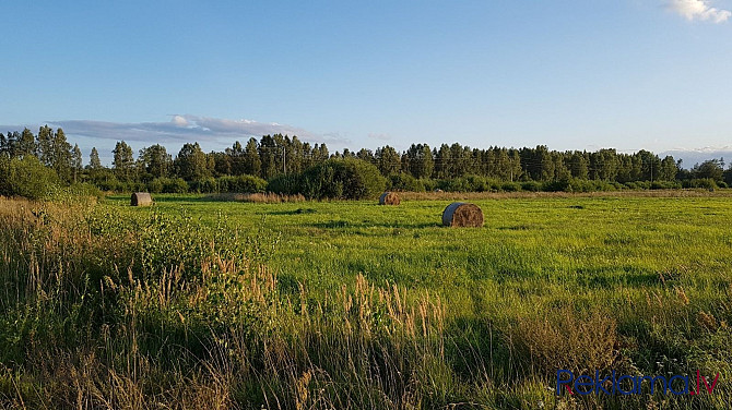 Ir nobrauktuve no asfaltēta P127 ceļa, zemesgabals novietots 200m no ceļa P127, 1 km līdz Talsi un Talsu novads - foto 1