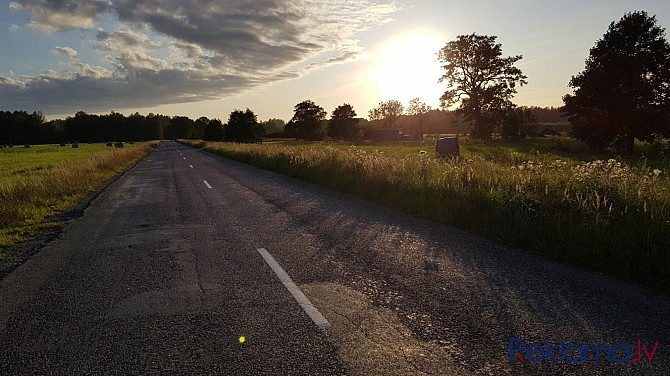 Ir nobrauktuve no asfaltēta P127 ceļa, zemesgabals novietots 200m no ceļa P127, 1 km līdz Talsi un Talsu novads - foto 2