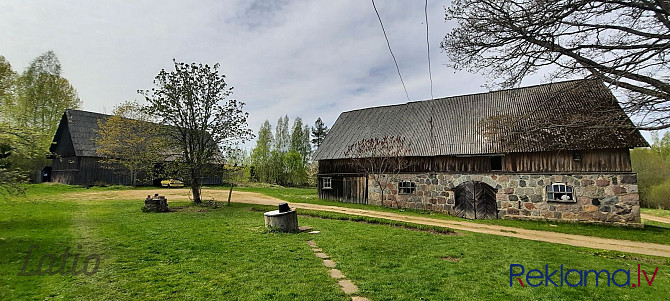 Divu simtgadīgu ozolu ieskauts  grants seguma piebraucamais ceļš, ieved  rāma miera, lauku Gulbene un Gulbenes novads - foto 4